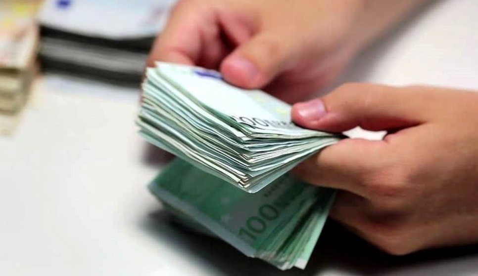 Paga mesatare ne Shqiperi 75.114 leke, ne shtet 15 mije leke me e larte se ne privat
